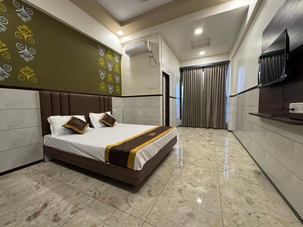 Majestic Inn Vasai Luaran gambar