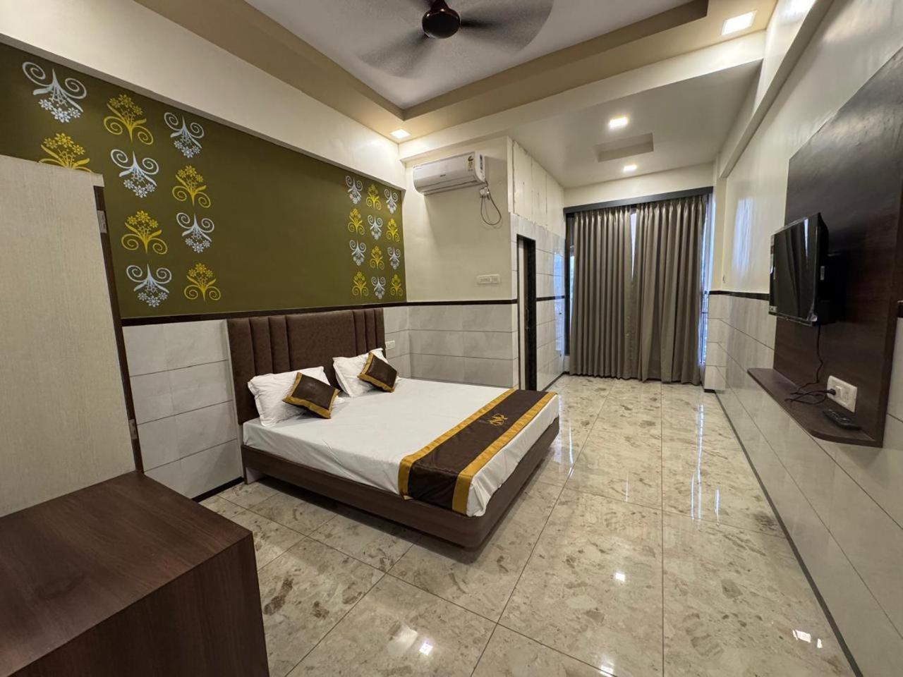 Majestic Inn Vasai Luaran gambar
