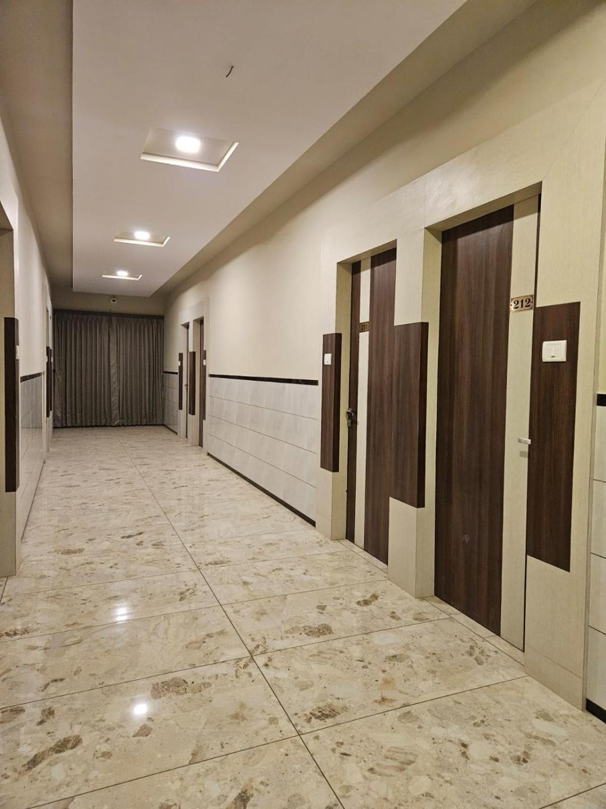 Majestic Inn Vasai Luaran gambar