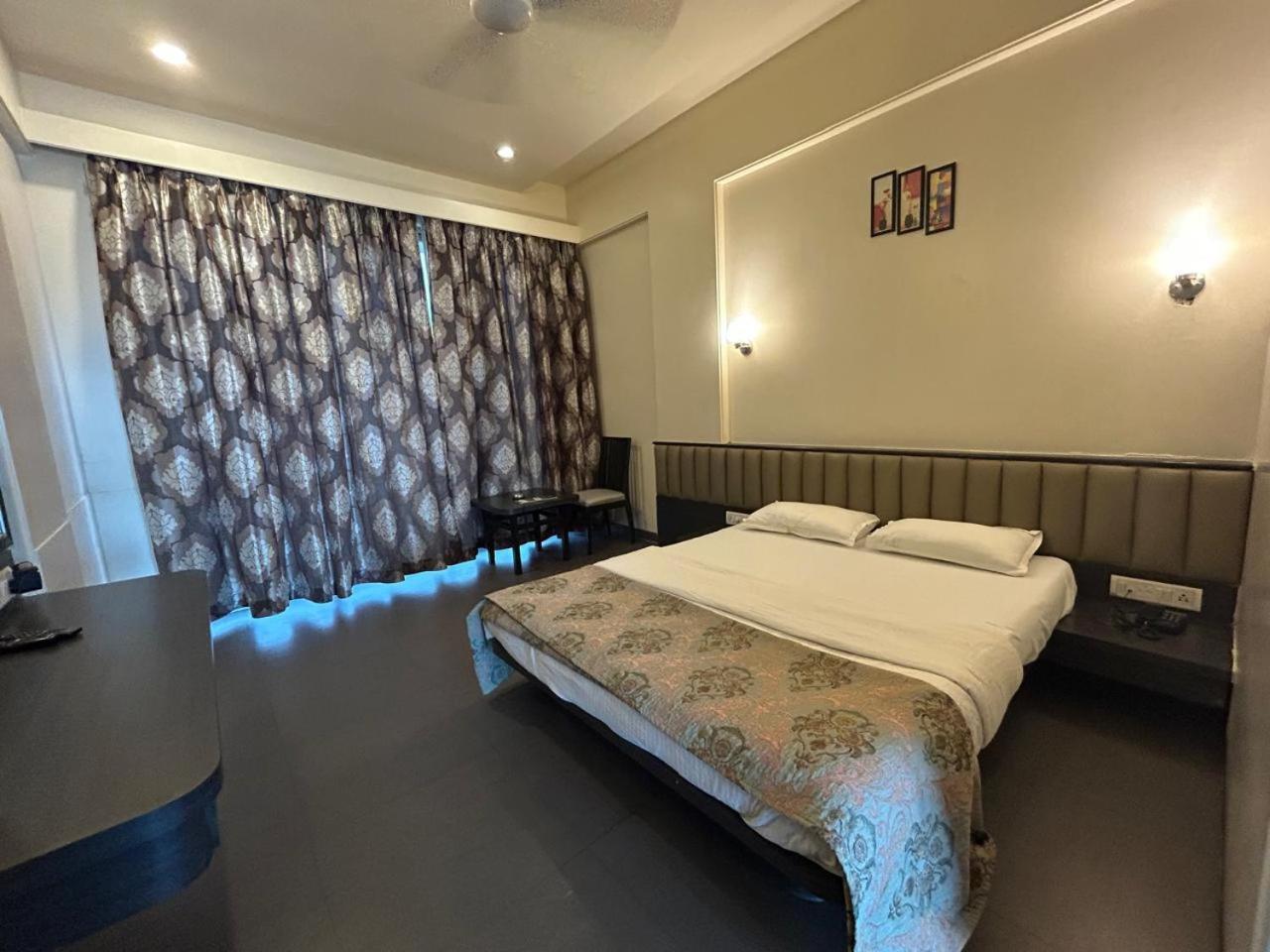 Majestic Inn Vasai Luaran gambar
